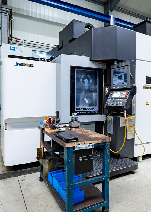 Praezionszerspanung_Luban_Halbe_5 Achs Fräsmaschine_MU5000V_Detail_(c) Sebastian Gotthardt.jpg