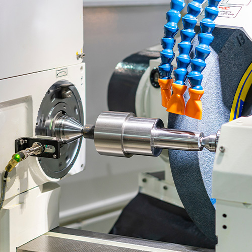 Praezionszerspanung_Luban_Halbe_Leistungen_Schleifen_Detail_quadrat_(c) Adobe Stock_Surasak.jpg