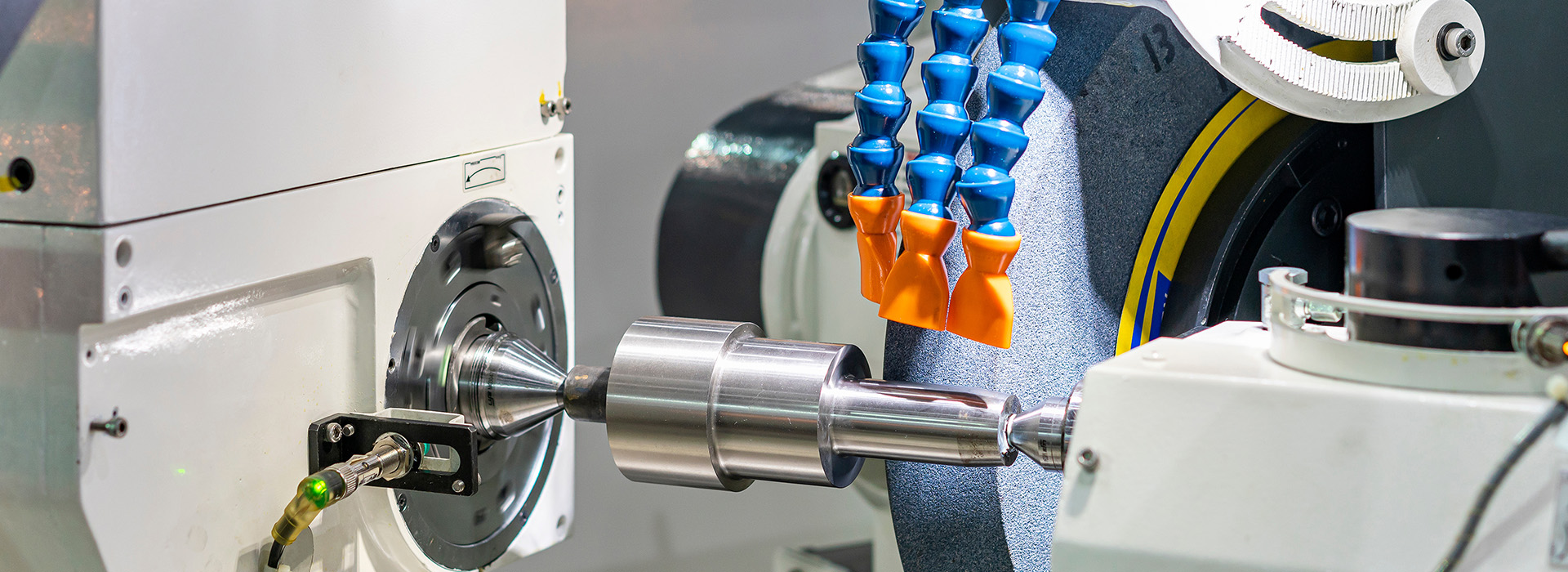 Praezionszerspanung_Luban_Halbe_Leistungen_Schleifen_Detail_Header_(c) Adobe Stock_Surasak.jpg